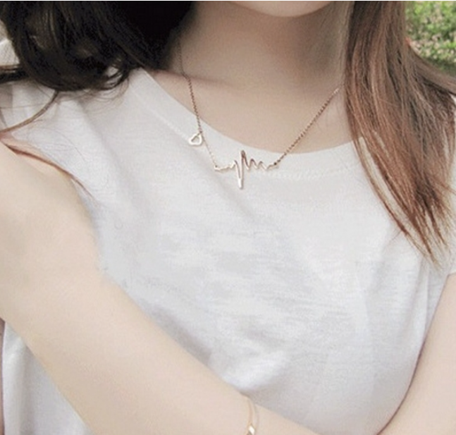 Necklace love-shaped titanium steel heart-shaped clavicle chain heart-shaped pendant necklace women&#039;s retro necklace jewelry accessories (gold)