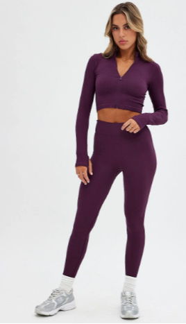 Seamless Activewear: Black Zip-Up Top for Fashionable Fitness
