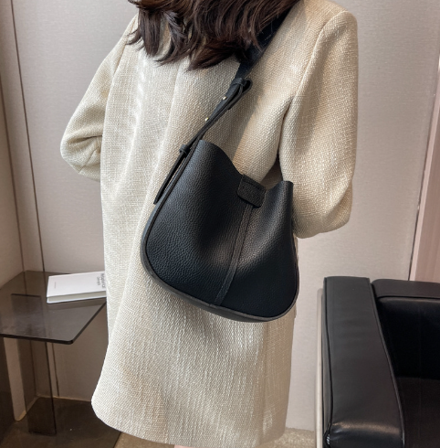This year&#039;s popular small bag female spring and summer Hundred 2023 new fashion shoulder crossbody bag explosion mother bucket bag