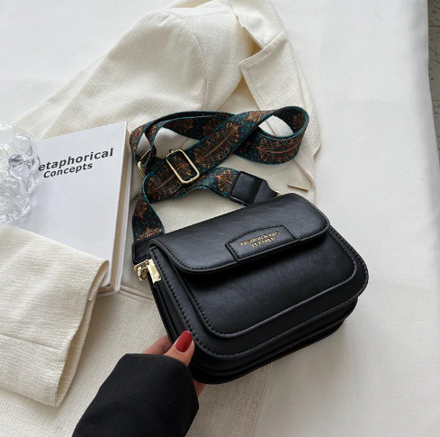 Autumn and winter texture small bag 2022 new women&#039;s popular retro hundreds of crossbody bag senior sense of super fire small square bag