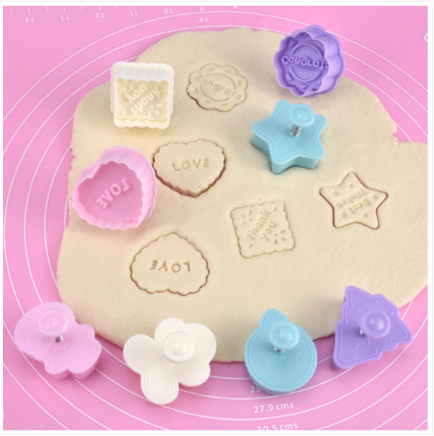 4 sets of three-dimensional fondant cookie embossing mold pressing cake mold style will be delivered randomly