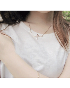 Necklace love-shaped titanium steel heart-shaped clavicle chain heart-shaped pendant necklace women's retro necklace jewelry accessories (gold)