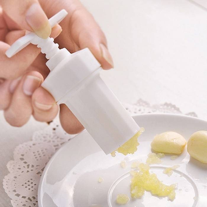 Rotating handle garlic twister