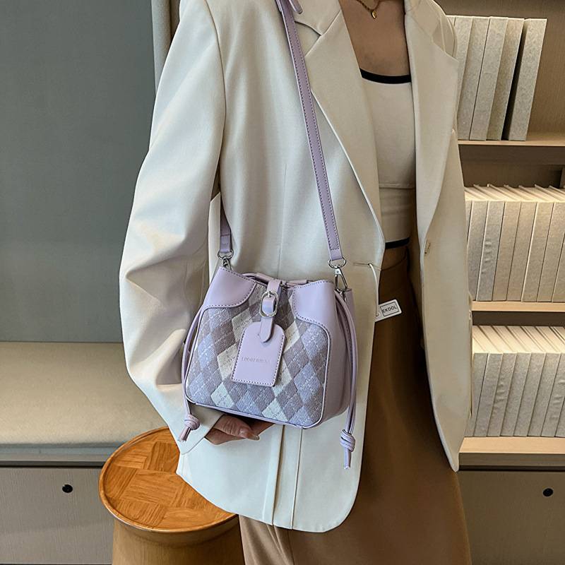 High-end temperament Lingge Korean version of the women&#039;s bag 2023 new spring and summer simple Messenger net red retro single shoulder bucket ba