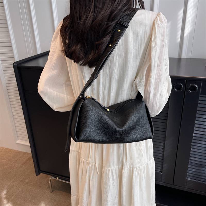 This year&#039;s popular bag women&#039;s large capacity 2023 new summer all-match one shoulder messenger bag beautiful burst pillow bag