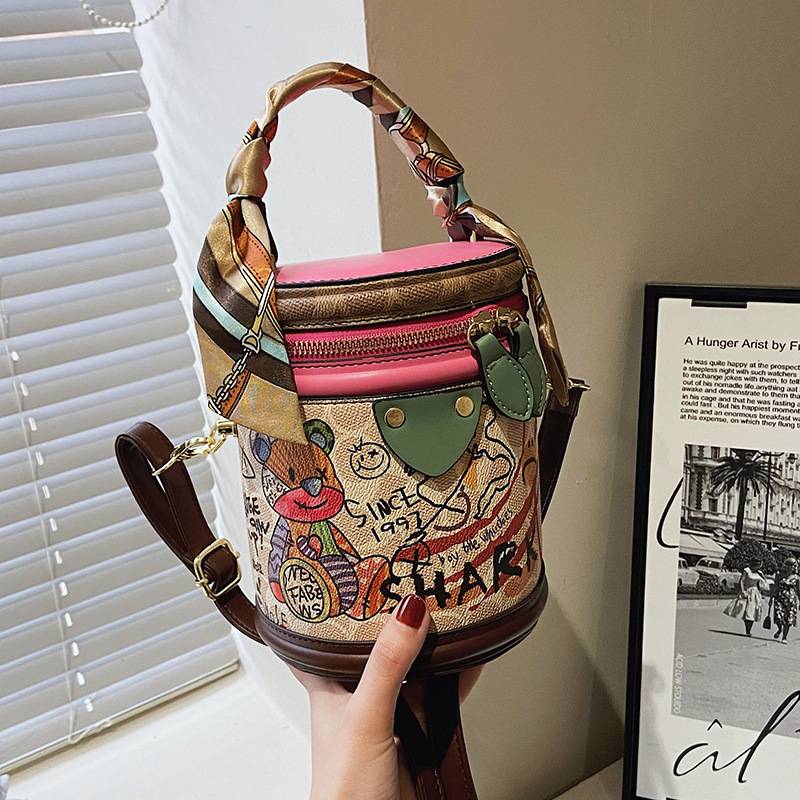 A generation of graffiti bucket bag women 2022 new fashion niche cylinder bag portable single shoulder Messenger women&#039;s bag