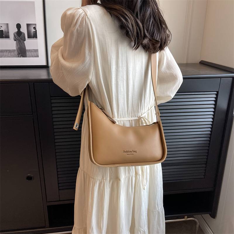 High-end solid color simple shoulder bag 2023 new all-match spring and summer women&#039;s bag popular fashion Messenger armpit bag