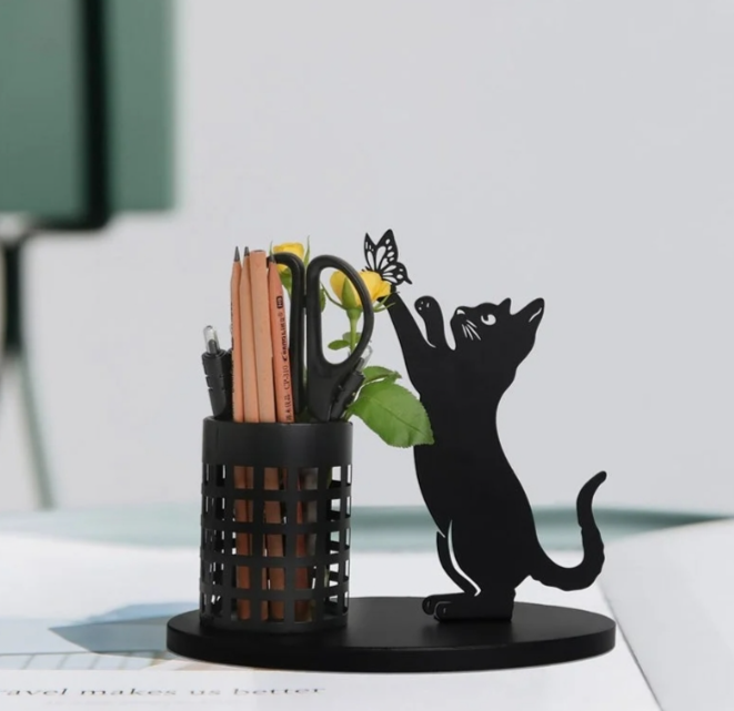 Black metal cat pen holder
