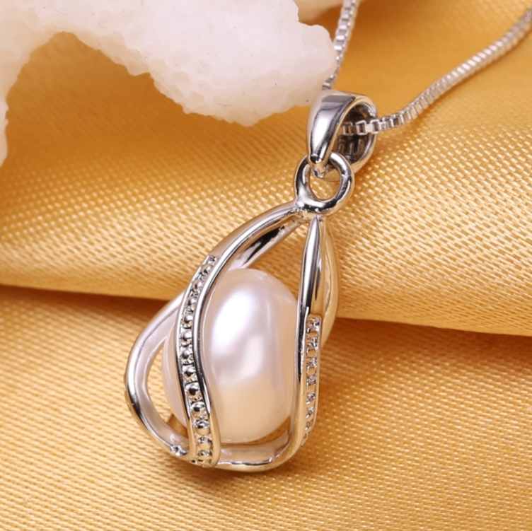 Women&#039;s Fashionable Natural Pearl Pendant Necklace