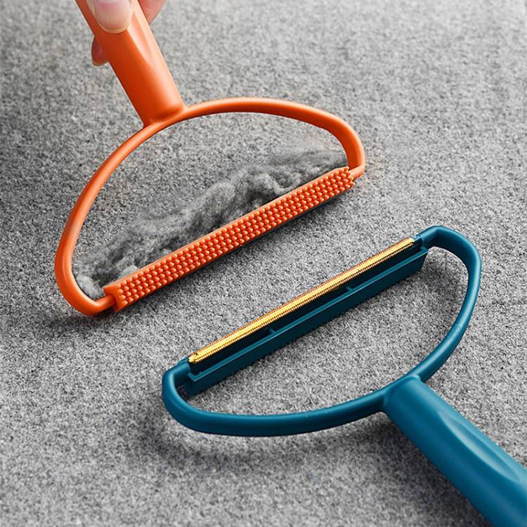 A dual-purpose brush for removing sticky hair and balls. Winter clothing, woolen coats, and manual hair removal brushes